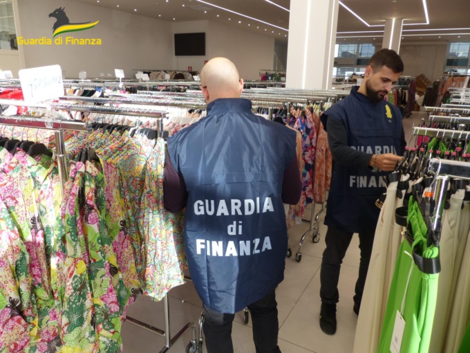 Blitz della Finanza nei Pronto Moda: sequestrati oltre 500mila capi di abbigliamento non in regola