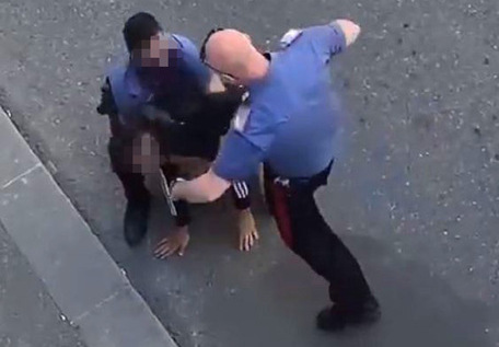 Livorno, carabiniere tira un calcio in faccia ad un giovane già fermato