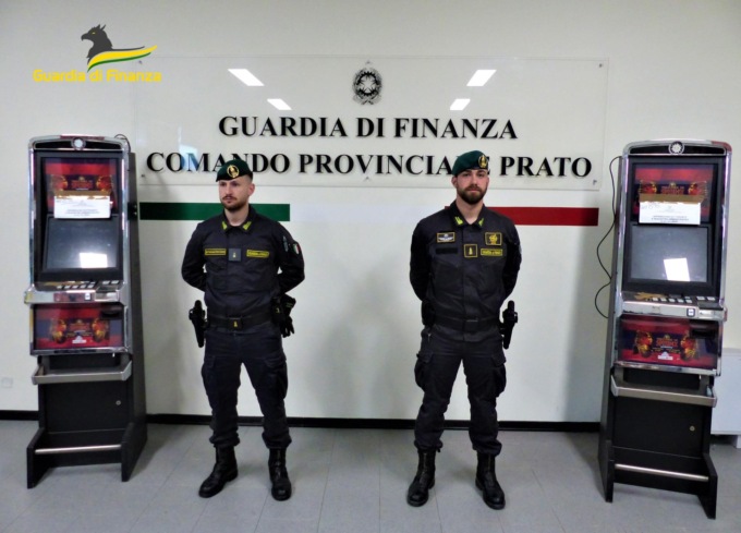 Blitz della Finanza a Prato: chiusa sala giochi clandestina