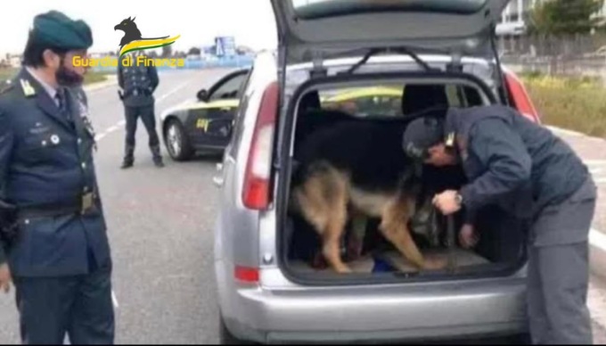 In macchina con moglie e figlie piccole e 11 chilogrammi di cocaina