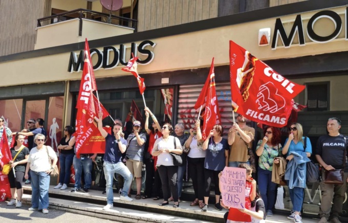 Nota profumeria trasferisce le dipendenti da Firenze a Cuneo per… 800 euro
