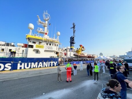 Migranti: ha attraccato a Livorno nave ong con 88 migranti