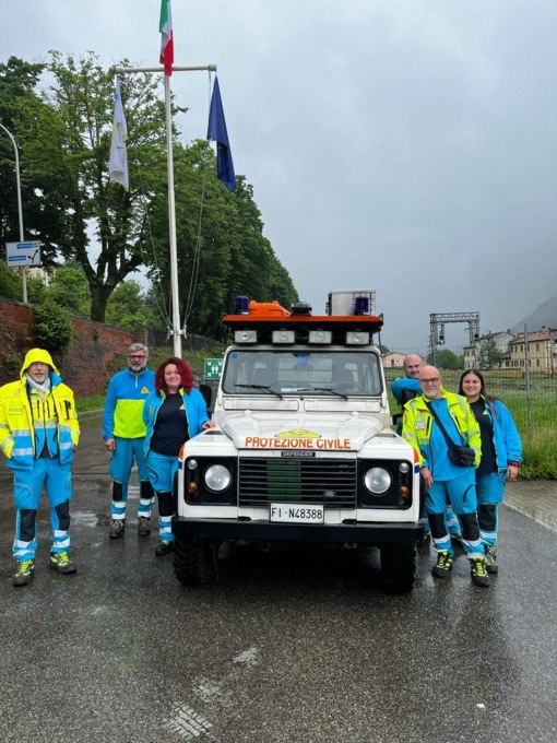 Maltempo, un fuoristrada-ambulanza delle Misericordie fiorentine in Mugello
