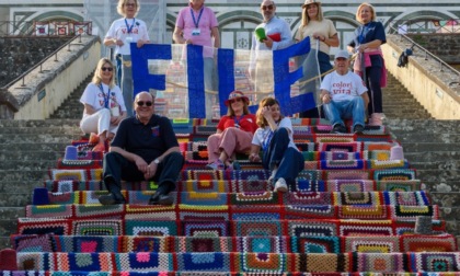 Firenze, esposto a San Miniato il mantello gigante simbolo di cure realizzato con 3.000 pezzi di stoffa