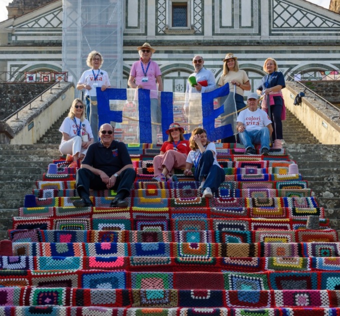 Firenze, esposto a San Miniato il mantello gigante simbolo di cure realizzato con 3.000 pezzi di stoffa