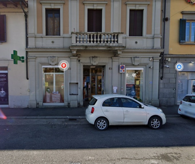 Rapinatore messo in fuga da due donne della pulizia in una farmacia a Galluzzo