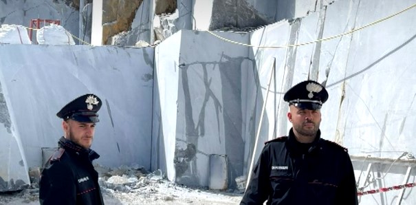 Il distretto del marmo si ferma: giornata di sciopero dopo la morte di un operaio