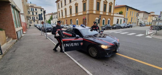 Prato, nella stamperia operai irregolari e sfruttati con turni massacranti: dormivano nella ditta