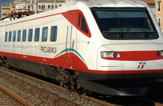 Travolto dal treno ad alta velocità, 55enne muore a Donoratico
