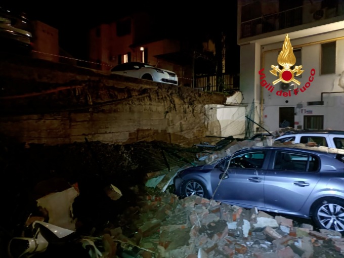 Paura all’Isolotto, crolla un muro e cade su una corte interna