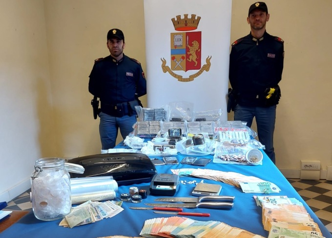 Nascondevano 27 chili di hashish in un monolocale, arrestate due ragazze