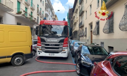 Appartamento va a fuoco, una persona rimane intossicata