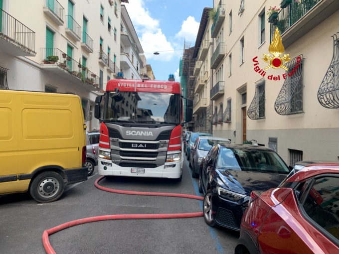 Appartamento va a fuoco, una persona rimane intossicata