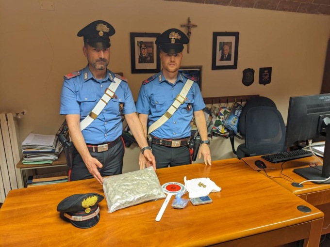Montaione: vede i carabinieri e getta la droga dal finestrino della macchina