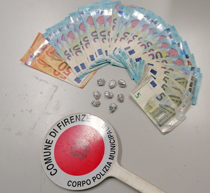Isolotto (Firenze), residenti denunciano la presenza dei pusher: denunciato un 23enne