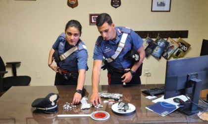 Litiga col fidanzato e danneggia le auto in sosta