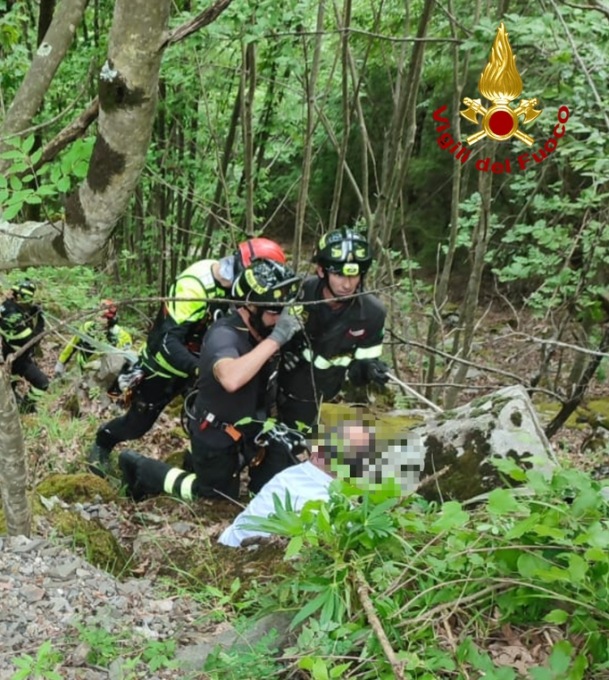 Scuolabus esce fuori strada con 19 bambini a bordo