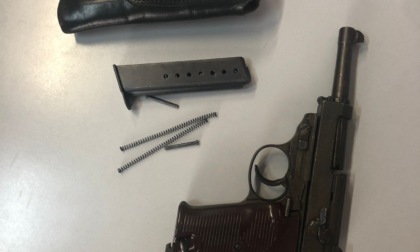 Con una pistola scacciacani modificata dello zaino