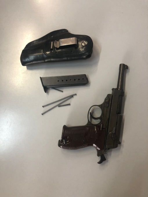 Con una pistola scacciacani modificata dello zaino