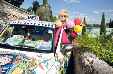 Vandalizzato il taxi di zia Caterina, ma lei: “E’ stata una persona che ci ha comunicato il suo disagio, dobbiamo ascoltarla”