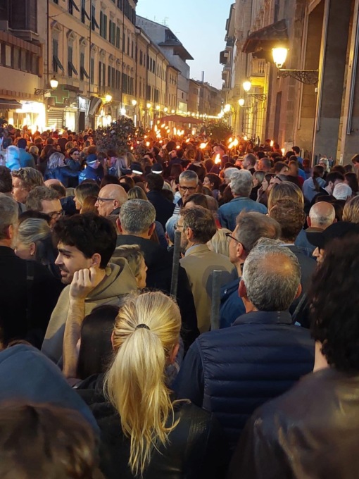 L’abbraccio di tutti alla psichiatra uccisa a Pisa in ospedale