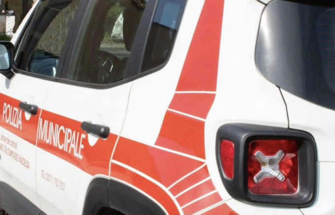 Si accascia a terra per un malore a Pontedera: 80enne salvato da tre agenti