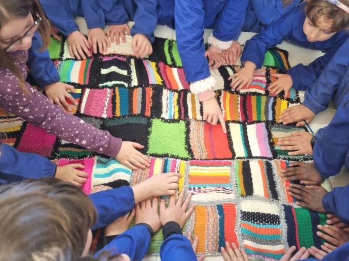 Gli studenti delle scuole primarie di Barberino e Tavarnelle realizzano coperte di lana per i clochard d’Italia