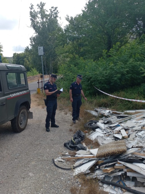 Anche un furgone tra i rifiuti abbandonati illecitamente, denunciati i titolari di un’azienda agricola