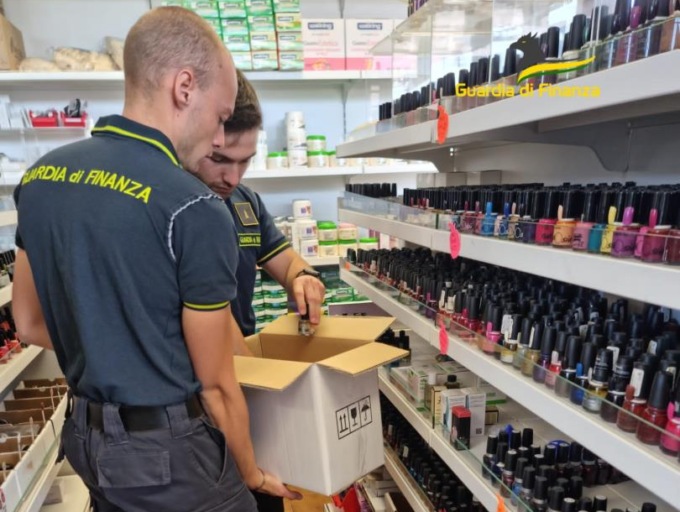 Maxi sequestro di smalti e lucida labbra: oltre 1900 cosmetici non in regola