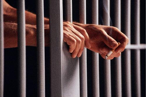 Restano accese le sigarette nelle celle del carcere di Lucca