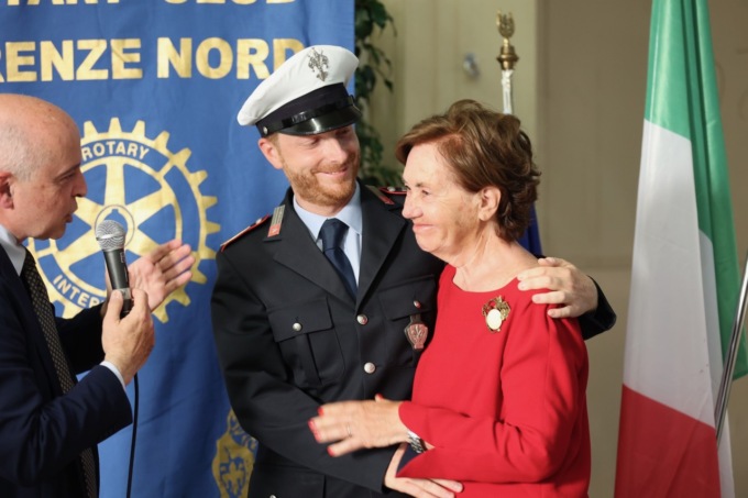 Salva una donna da un incendio: premiato agente della Municipale