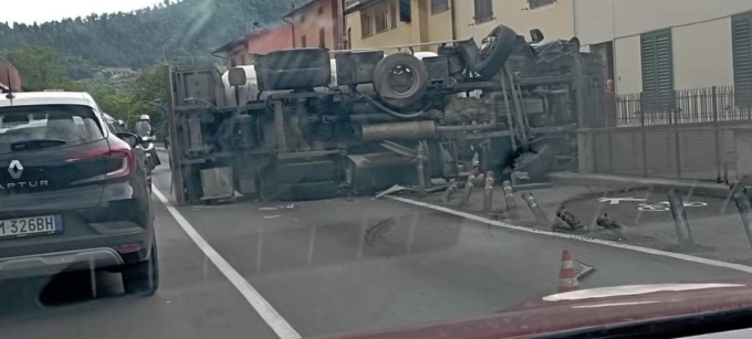 Camion di Gpl si ribalta traffico in tilt sulla sr 325: tragedia sfiorata