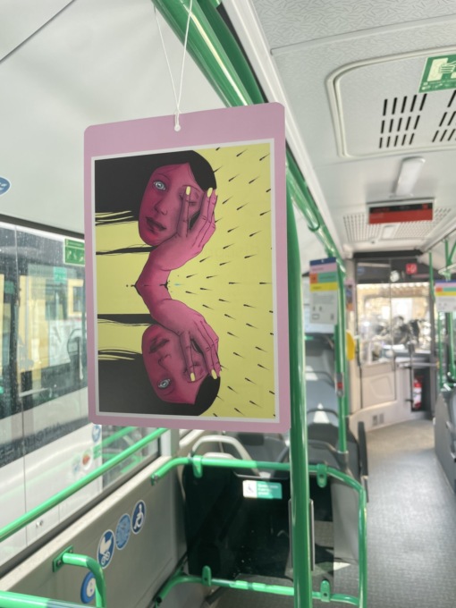 La galleria d’arte ora dentro gli autobus