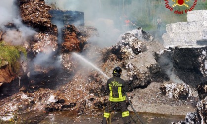 Incendio nel piazzale di una cartiera