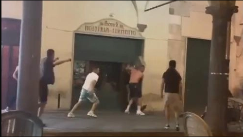 Maxi rissa in centro a Pisa