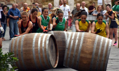 A Montepulciano si sfidano le "spingitrici delle botti"