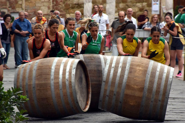 A Montepulciano si sfidano le “spingitrici delle botti”
