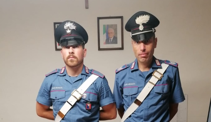 In casa aveva un arsenale d’armi e banconote false: arrestato 28enne