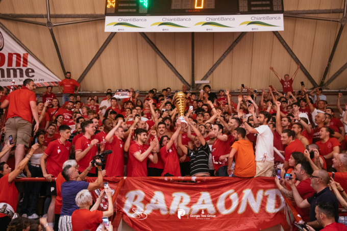Il PalaCarrara si tinge  di biancorosso: grande festa per il Pistoia Basket 2000