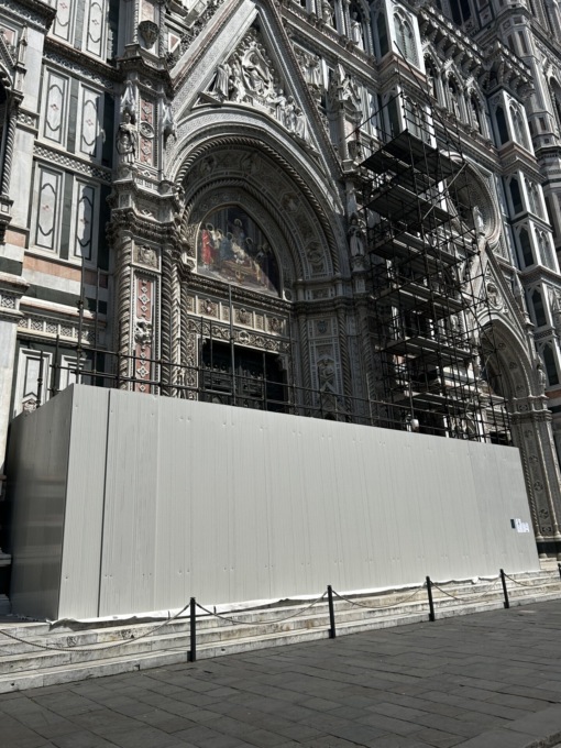 Nuovo ponteggio sulla facciata del duomo di Firenze