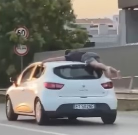 Aggrappato al tettuccio dell’auto per festeggiare la maturità: l’ultima bravata di tre giovani
