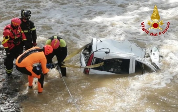 I vigili del fuoco ripescano un’auto finita in un torrente a Poggibonsi