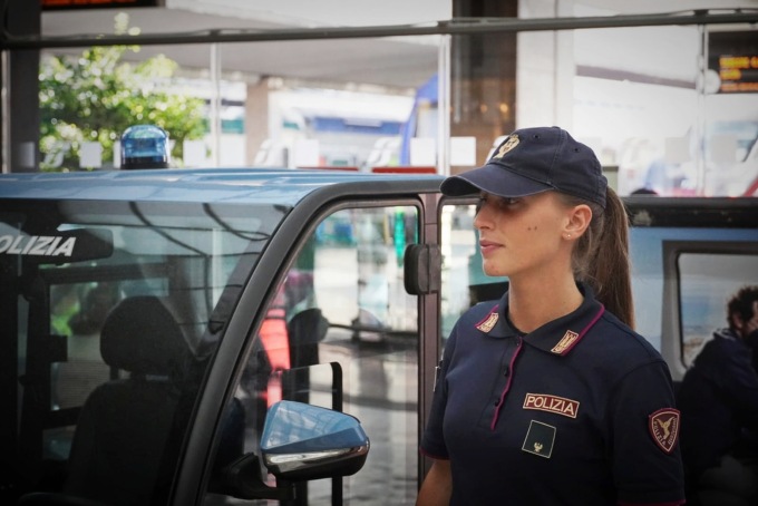 Gli agenti della Polizia di Stato si trasformano in…angeli custodi