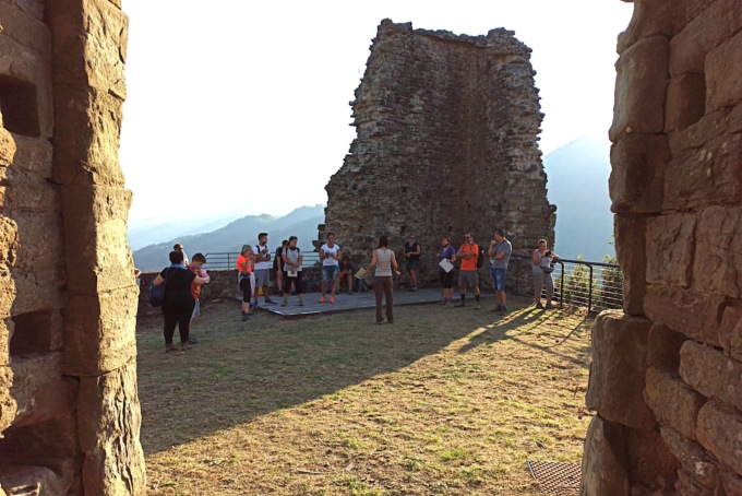 Via delle Rocche: la Rocca Cerbaia e il tramonto