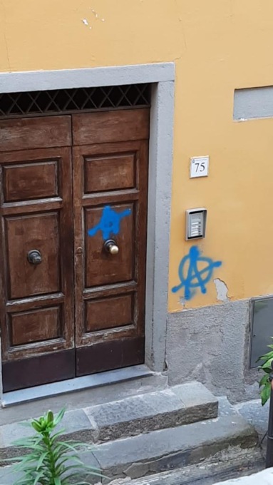 La città di Pescia è stata tappezzata da simboli anarchici