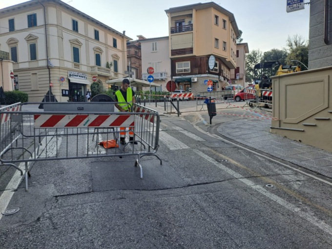 Si apre una voragine in pieno centro a Lamporecchio