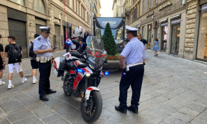 Artista di strada senza autorizzazione multato: tante le proteste