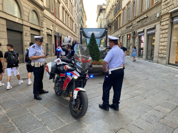 Circola con targa provvisoria francese scaduta e senza libretto, navetta turistica sequestrata dalla Municipale