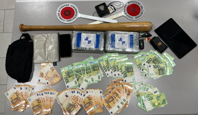 Nasconde 2 chili di cocaina e 54.000 euro, arrestato a Firenze