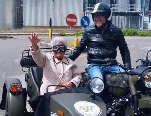 Operata al cuore festeggia 101 in sidecar